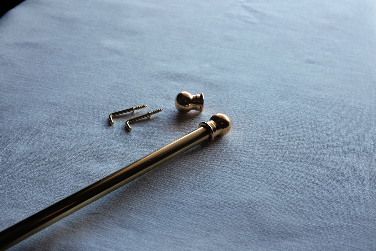 Floating style café curtain rod