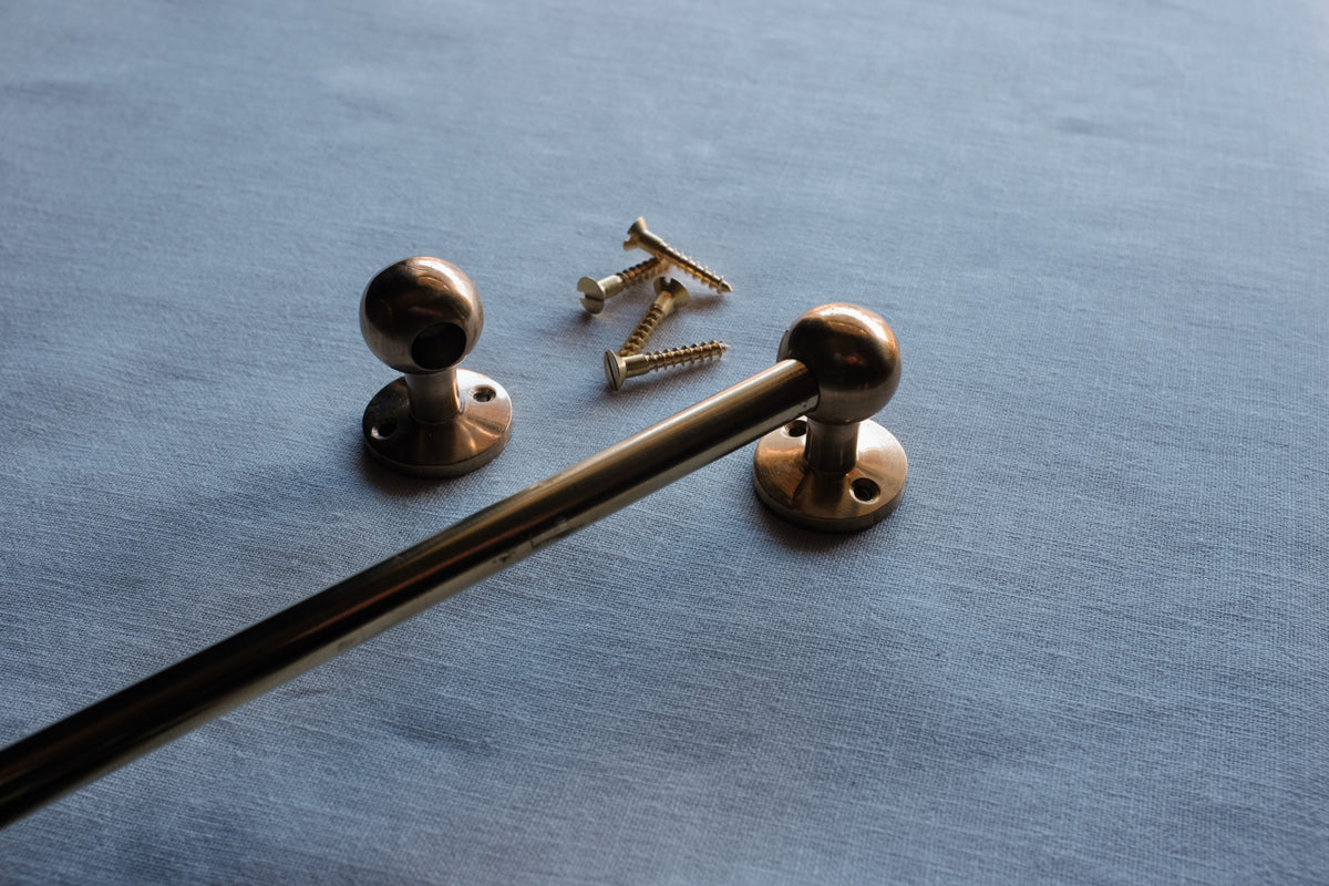Pedestal style café curtain rod